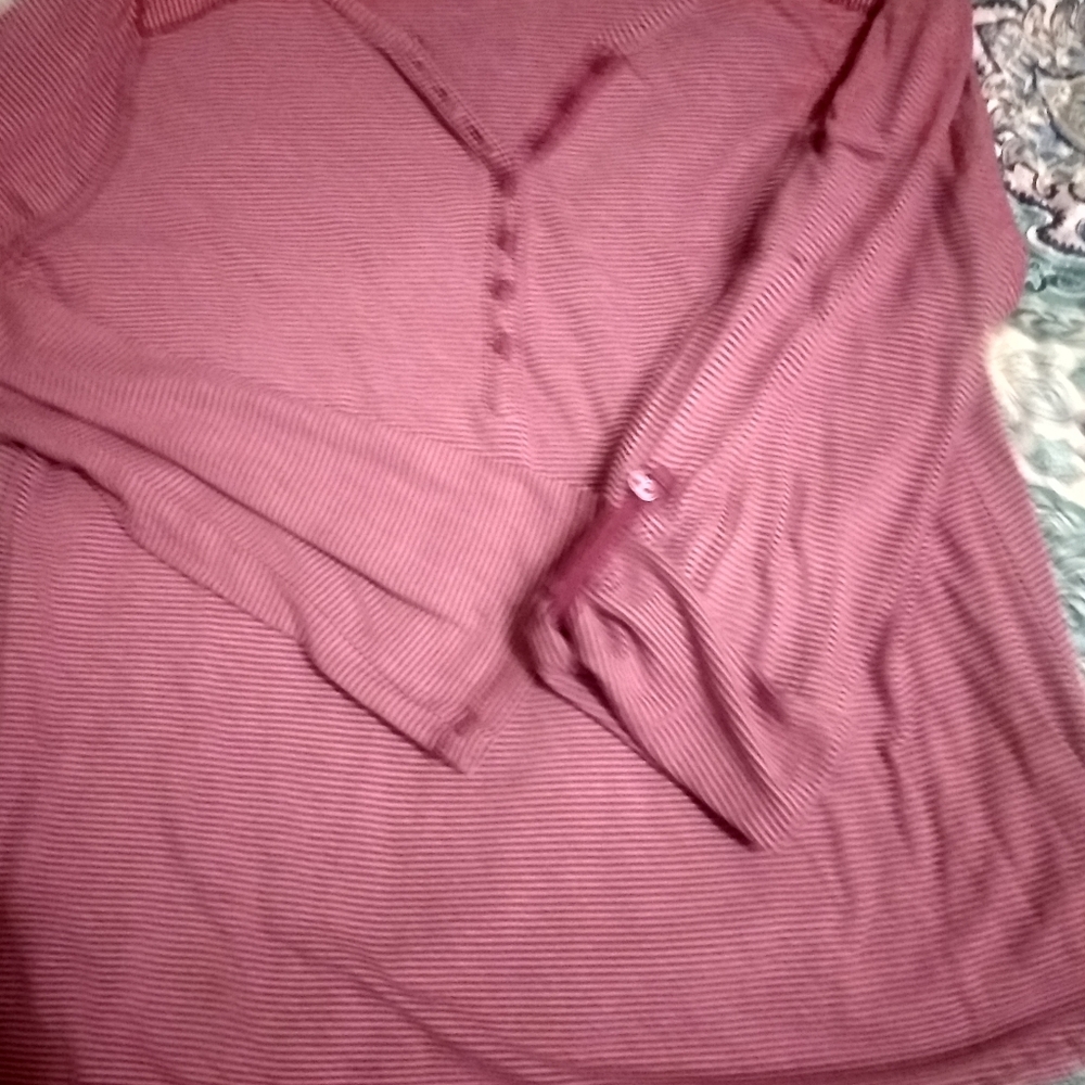 Women's long sleeves shirt.